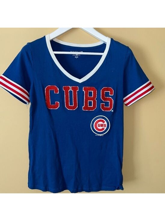 5th & Ocean Tops - CHICAGO CUBS fan shirt. V-neck. Size medium.  Excellent condition
